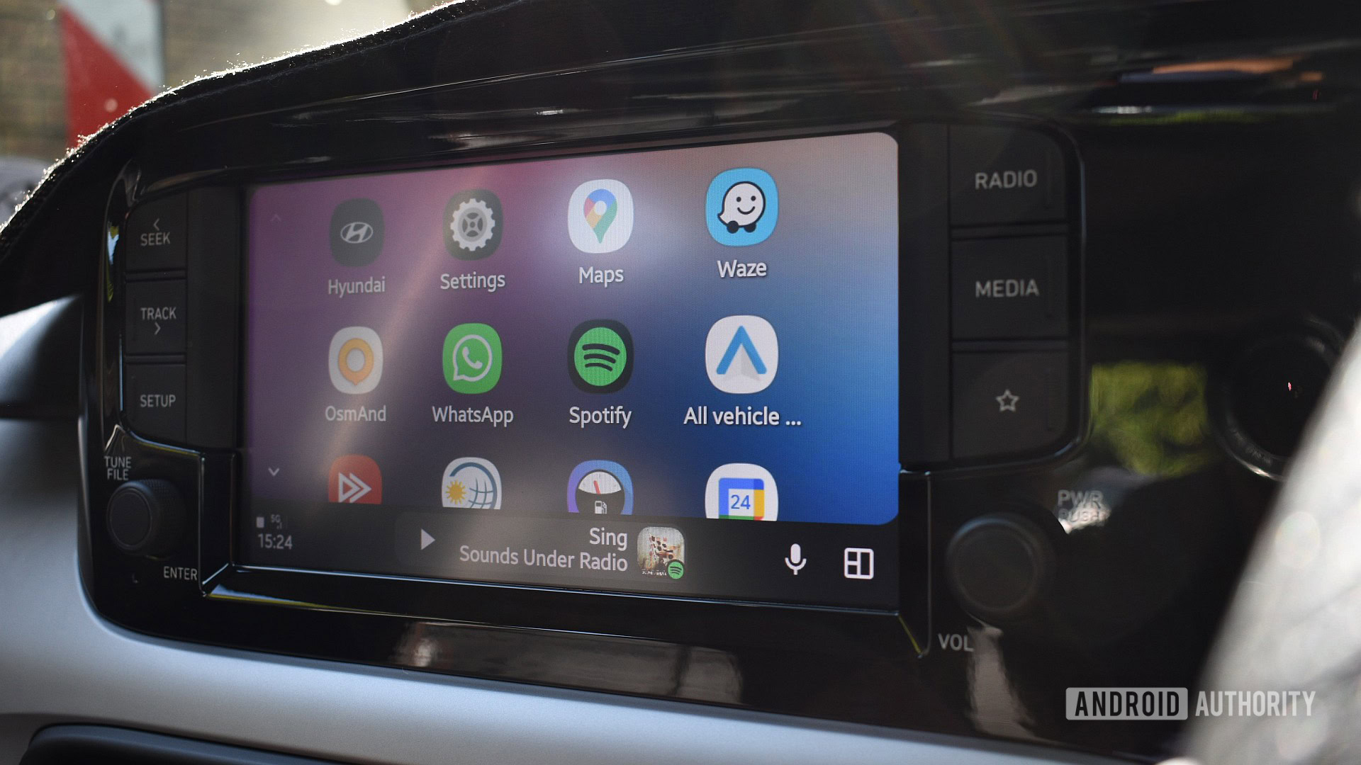 Gemini can’t stop talking to itself on Android Auto